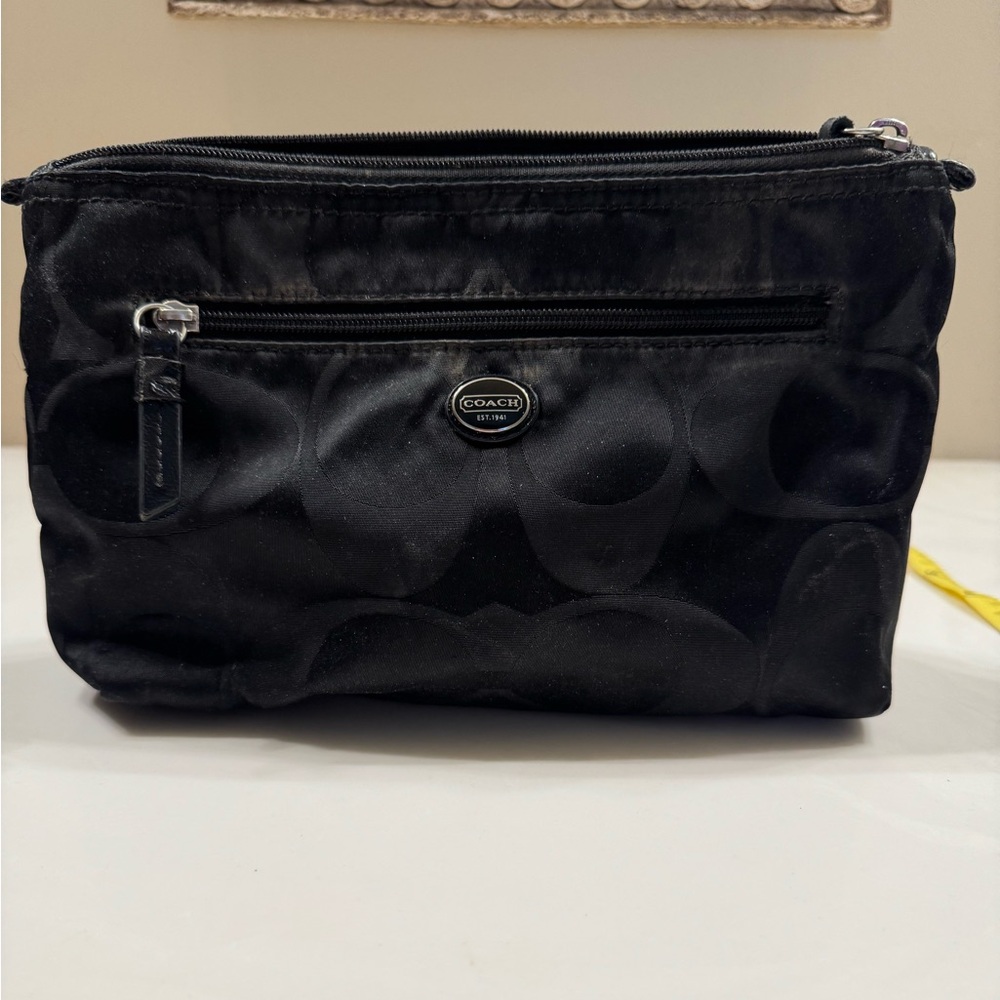 Coach makeup bag
Gently pre-owned